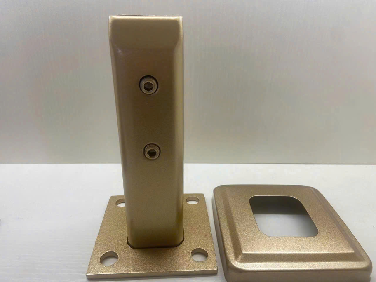 Trụ ngàm mạ vàng pvd lắp đặt cầu thang kính
