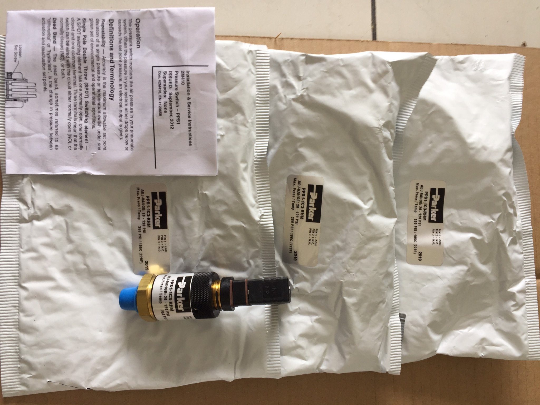 CONG TAC AP SUAT PRESSURE SWITCH PARKER PPS1-1C3-RHM-3