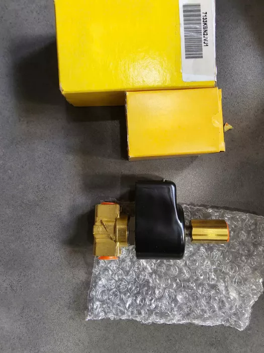7133KBN2JVJ1-4270-485100C7 PARKER 3 WAY VALVE 1/4 NPT 8W 220 VDC