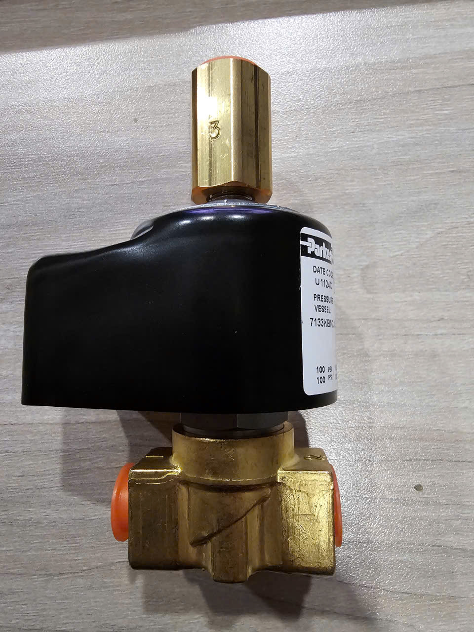 7133KBN2JVJ1-4270-485400C2 PARKER 3 WAY VALVE 1/4 NPT  24VDC 13w