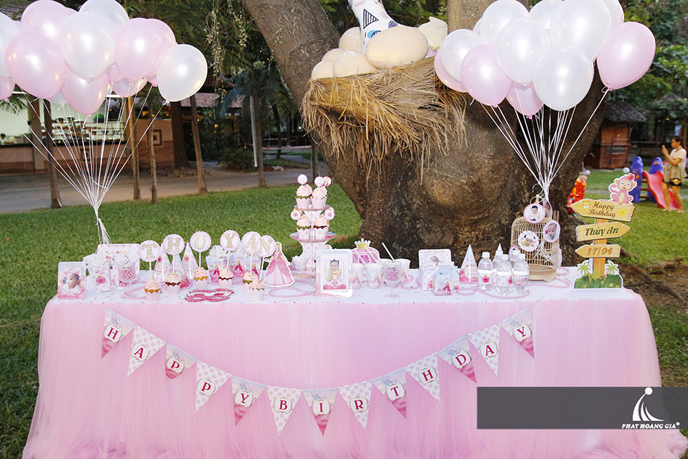 tiệc thôi nôi bé thùy an 3