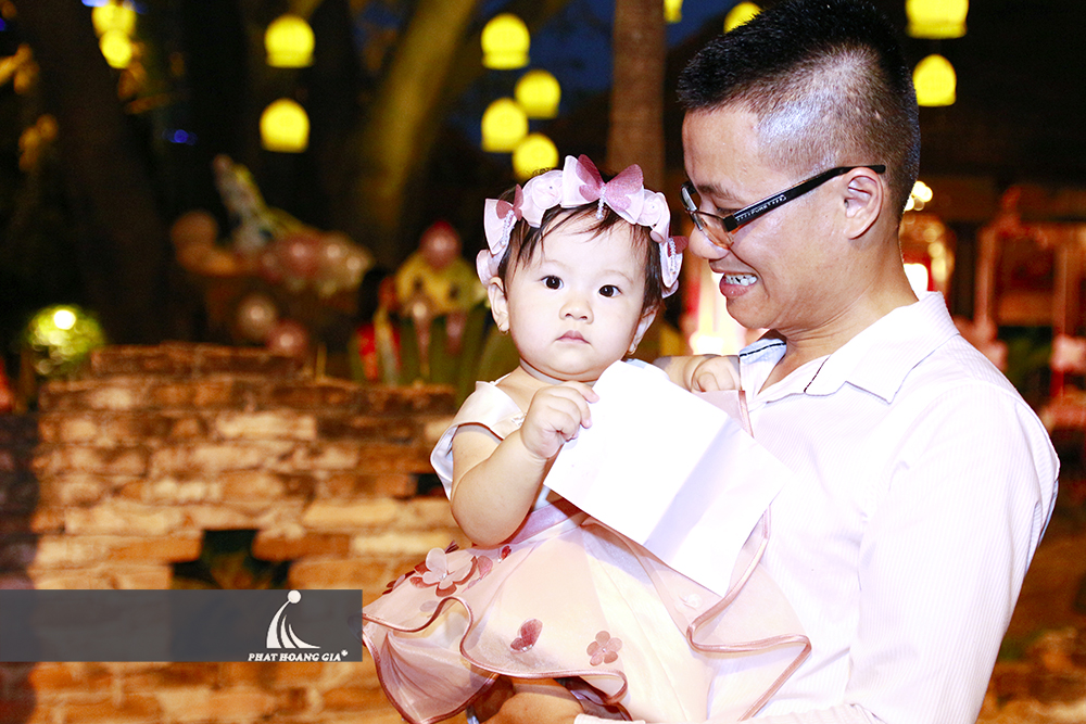 tiệc thôi nôi bé thùy an 8