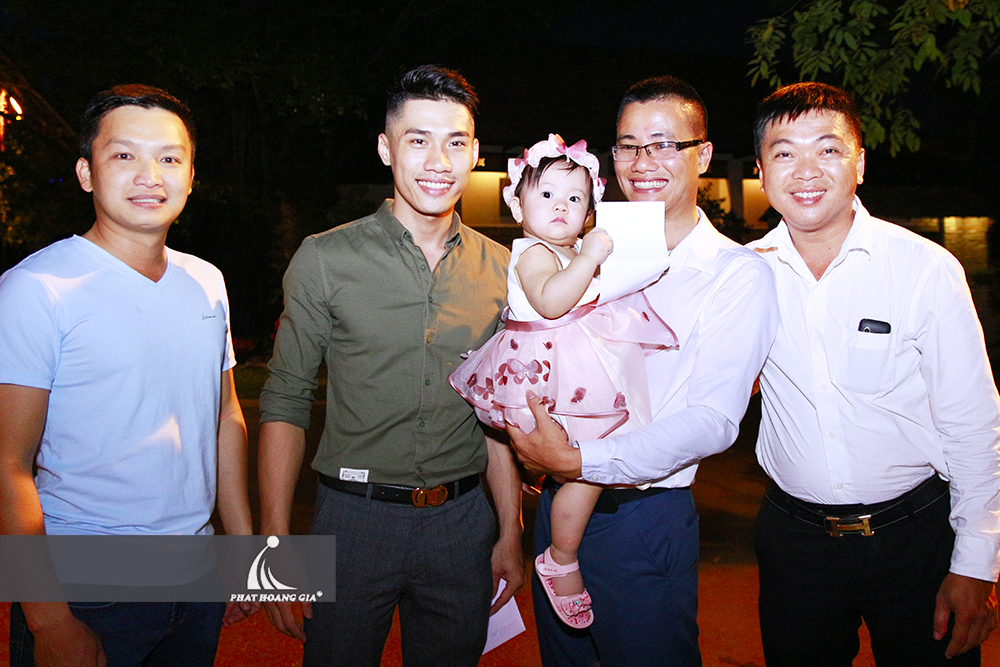 tiệc thôi nôi bé thùy an 8