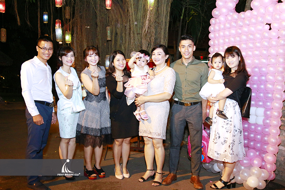 tiệc thôi nôi bé thùy an 10