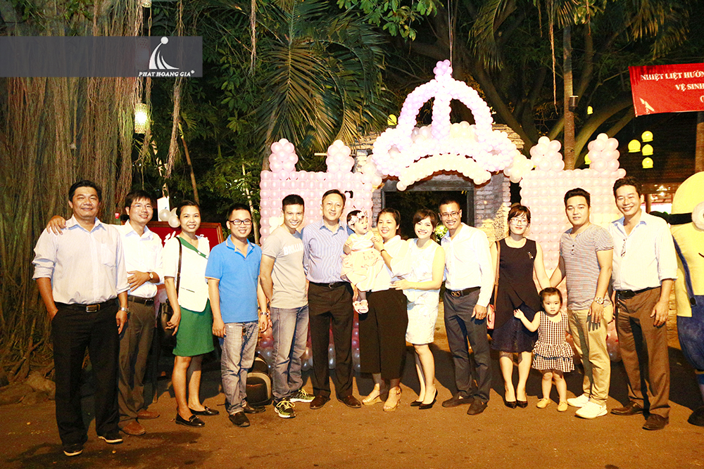 tiệc thôi nôi bé thùy an 12