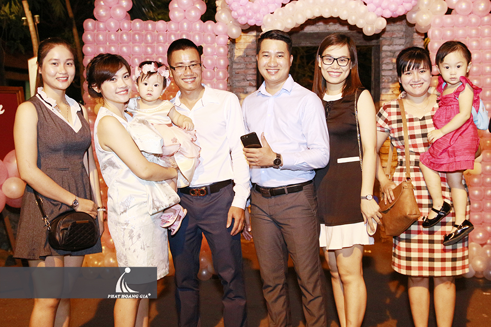 tiệc thôi nôi bé thùy an 13