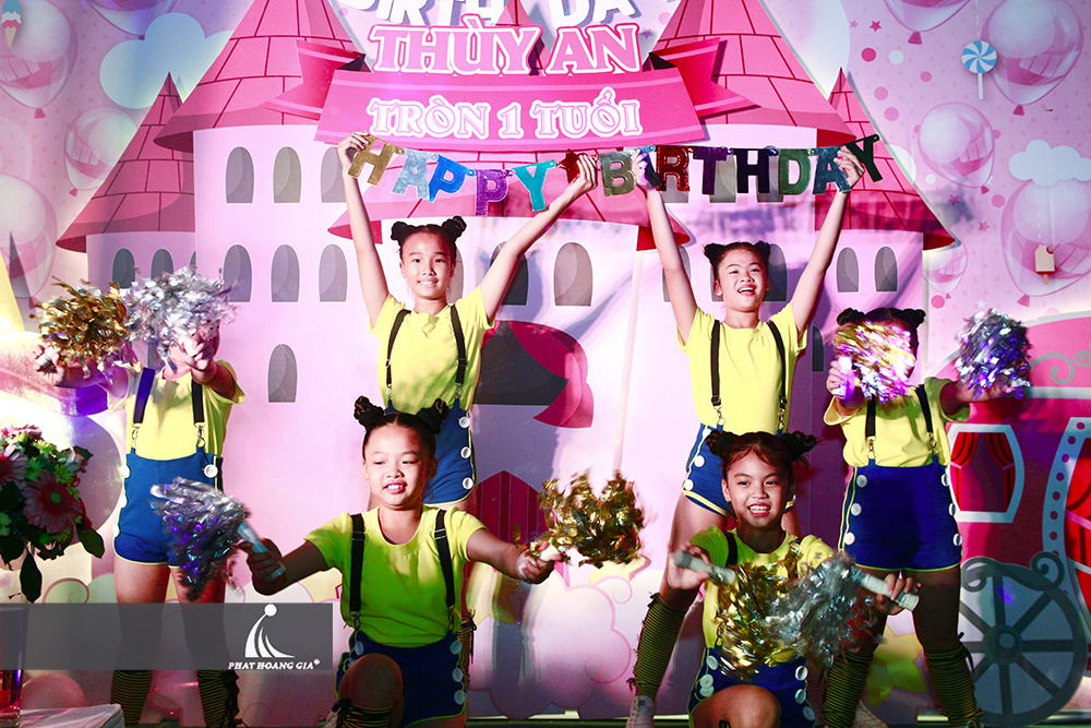 tiệc thôi nôi bé thùy an 14