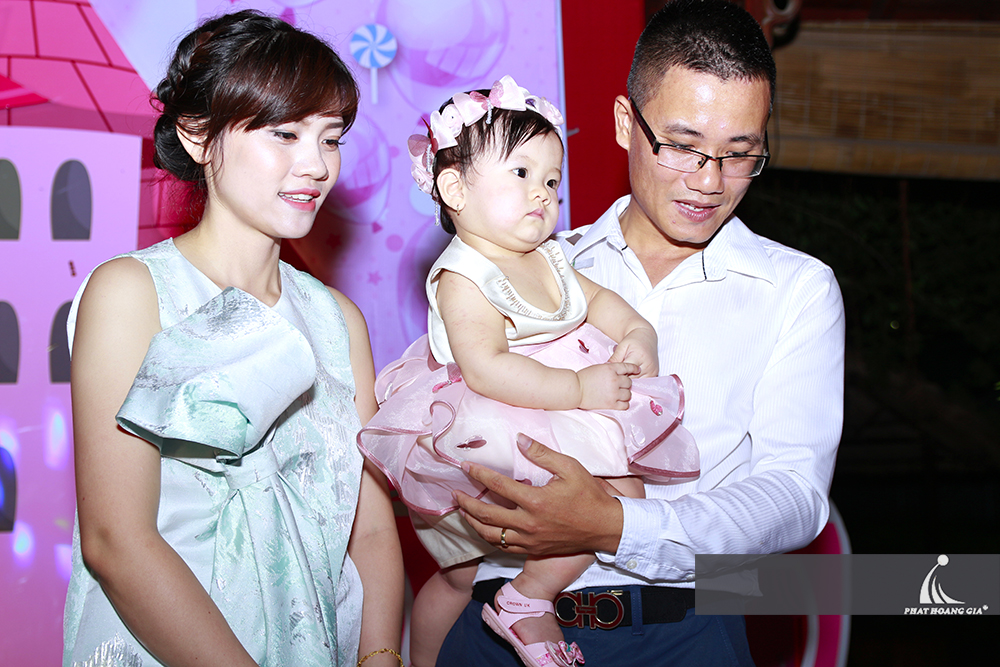 tiệc thôi nôi bé thùy an 15