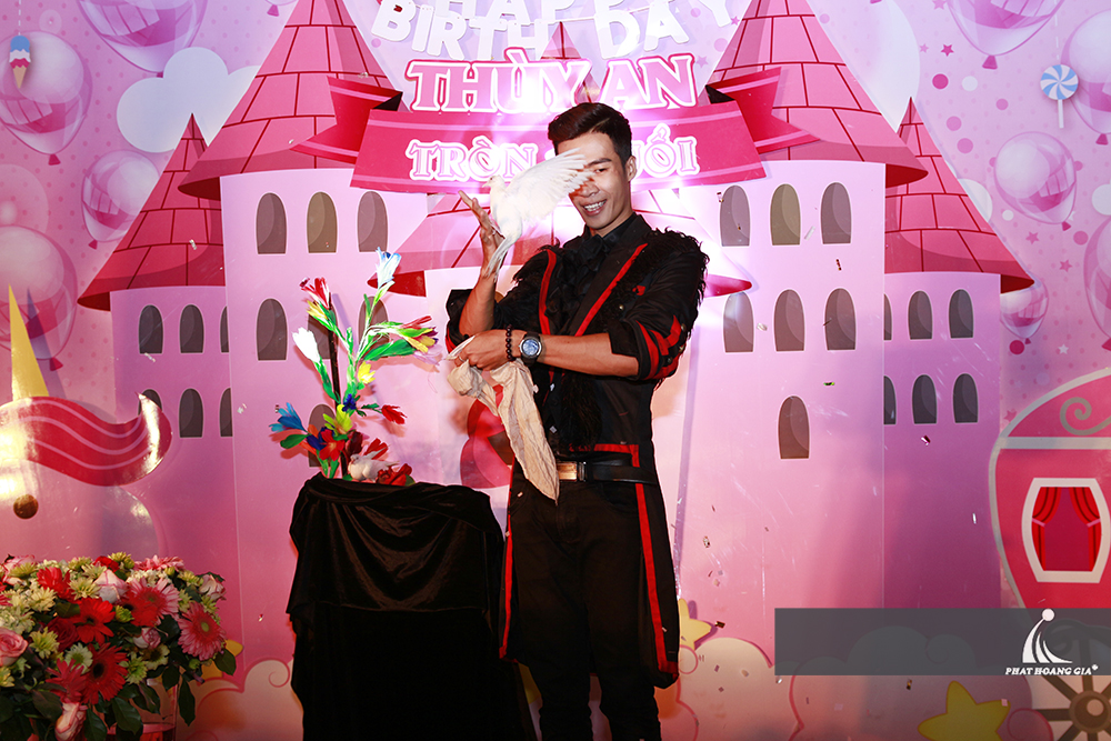 tiệc thôi nôi bé thùy an 18