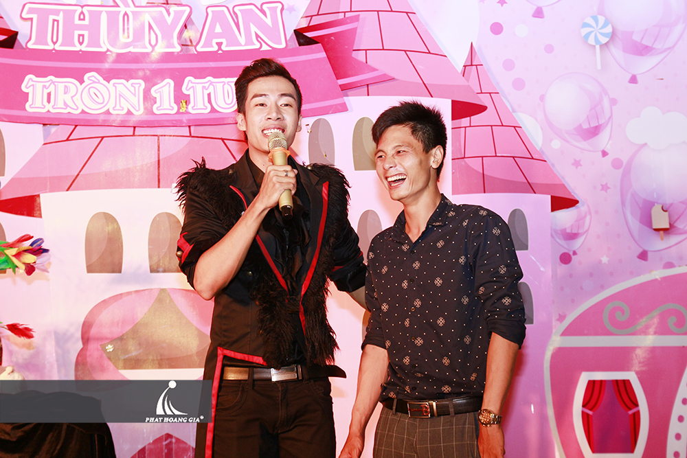 tiệc thôi nôi bé thùy an 18