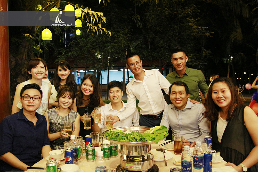 tiệc thôi nôi bé thùy an 19