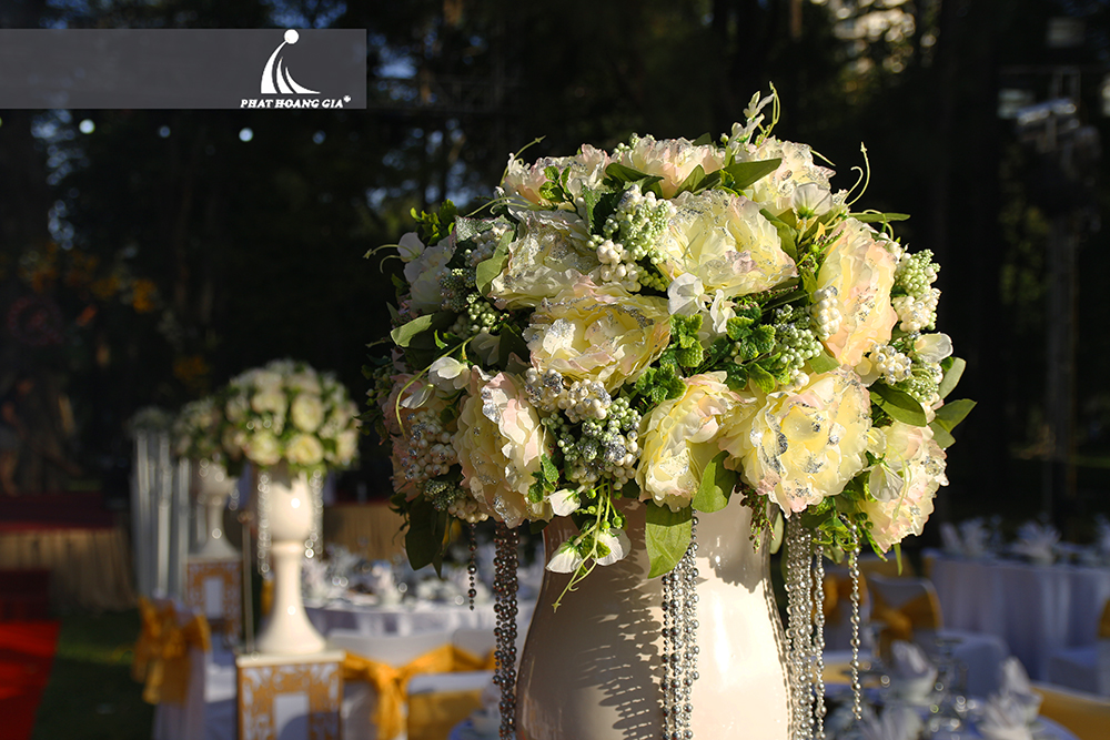 trang trí tiệc cưới ngoài trời trọn gói 6