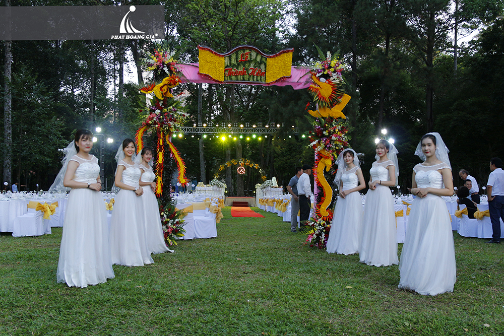 trang trí tiệc cưới ngoài trời trọn gói 12