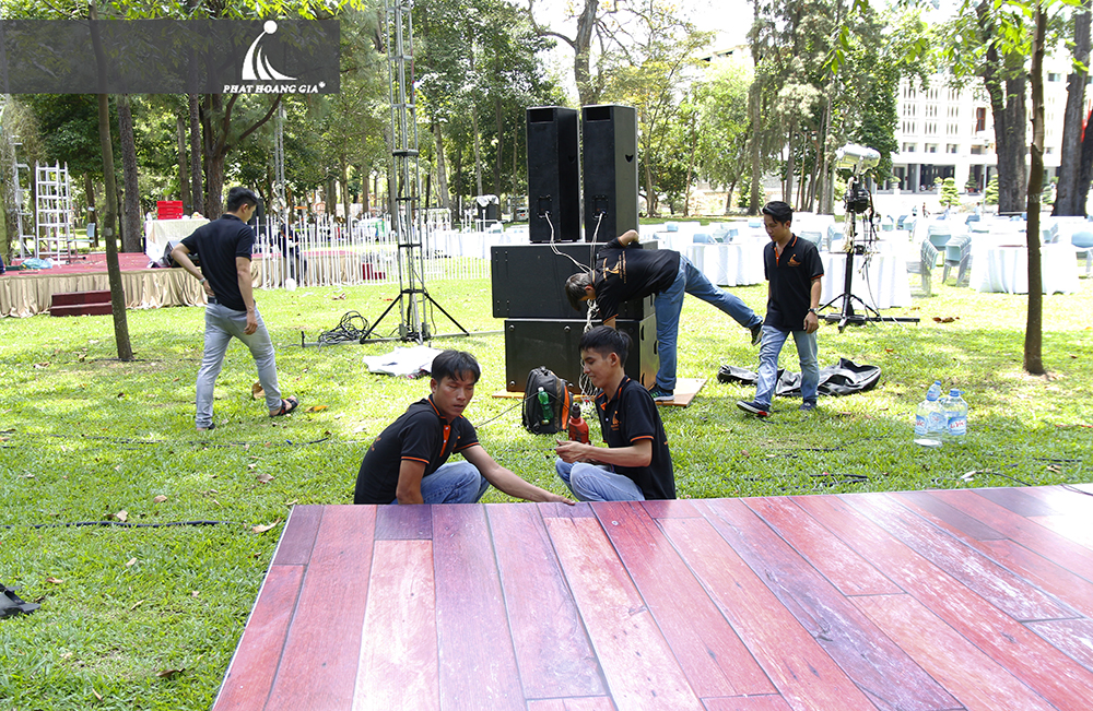 trang trí tiệc cưới ngoài trời trọn gói 23