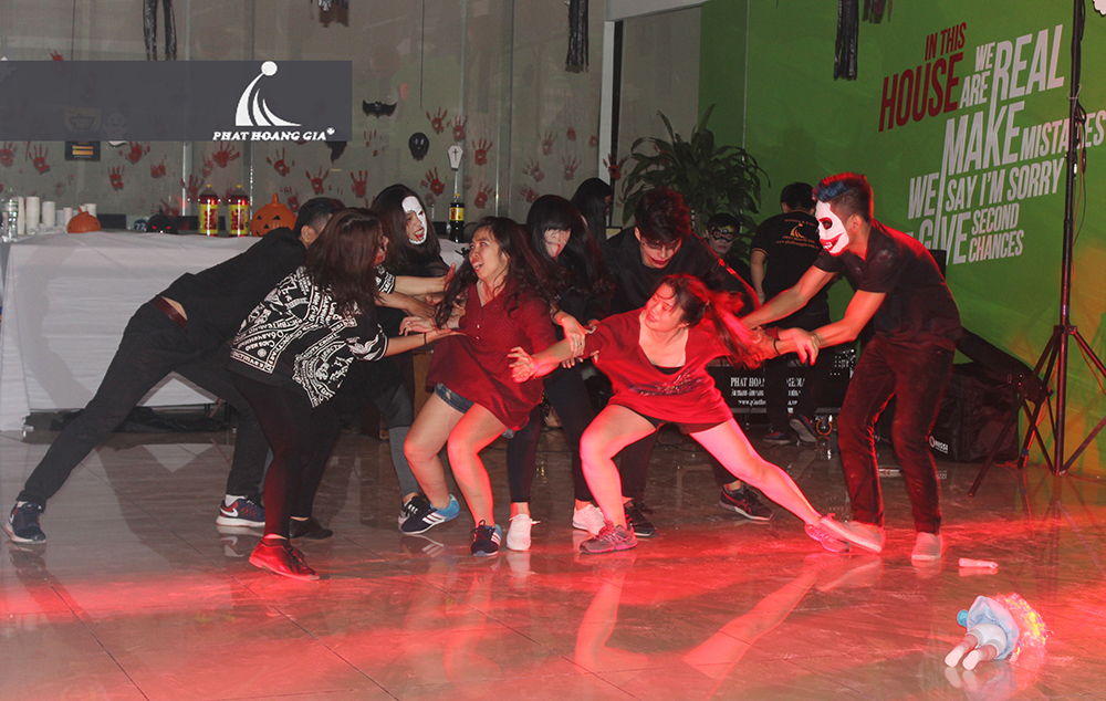 halloween wall street english