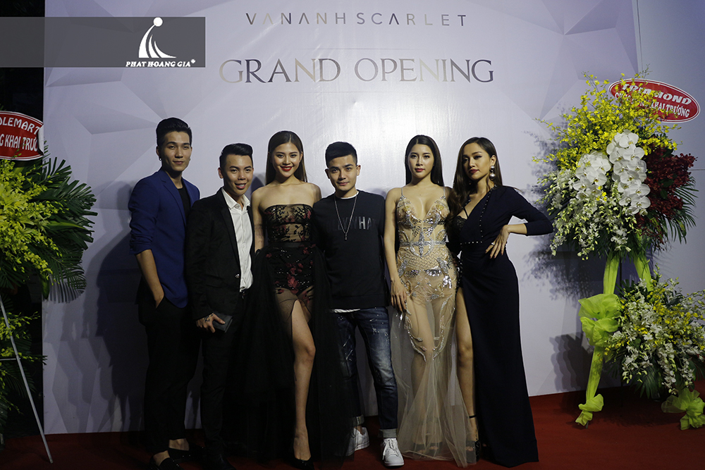 khai trương cửa hàng vân anh scarlet
