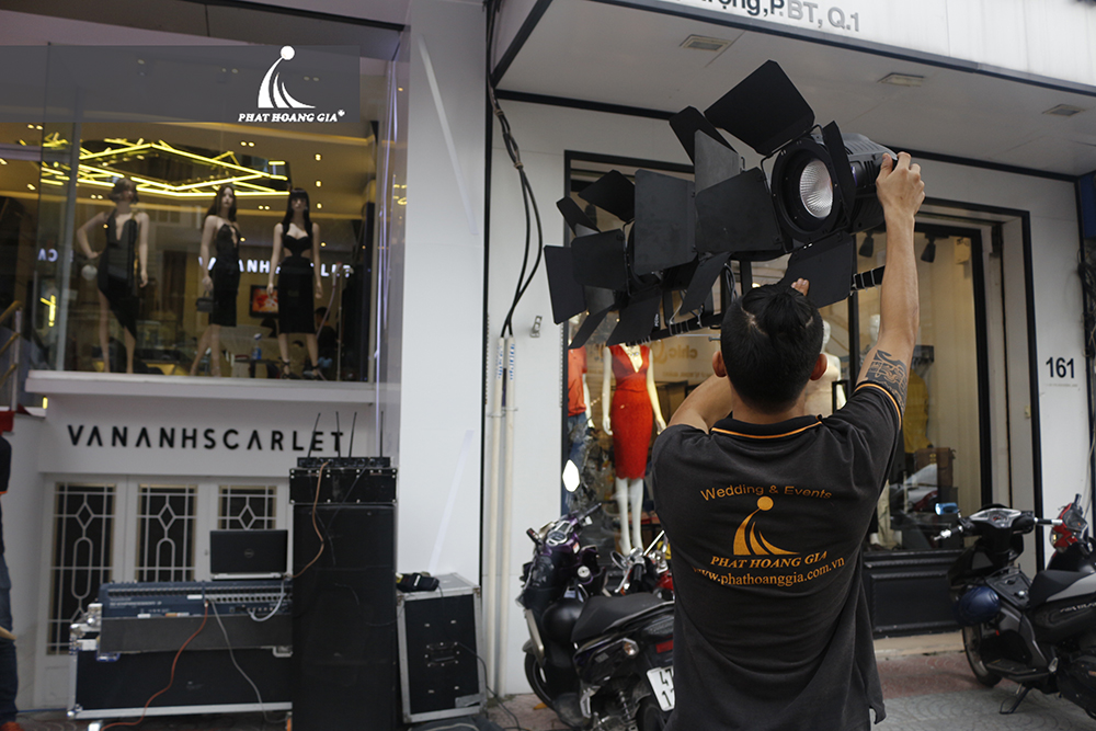 khai trương cửa hàng vân anh scarlet 7