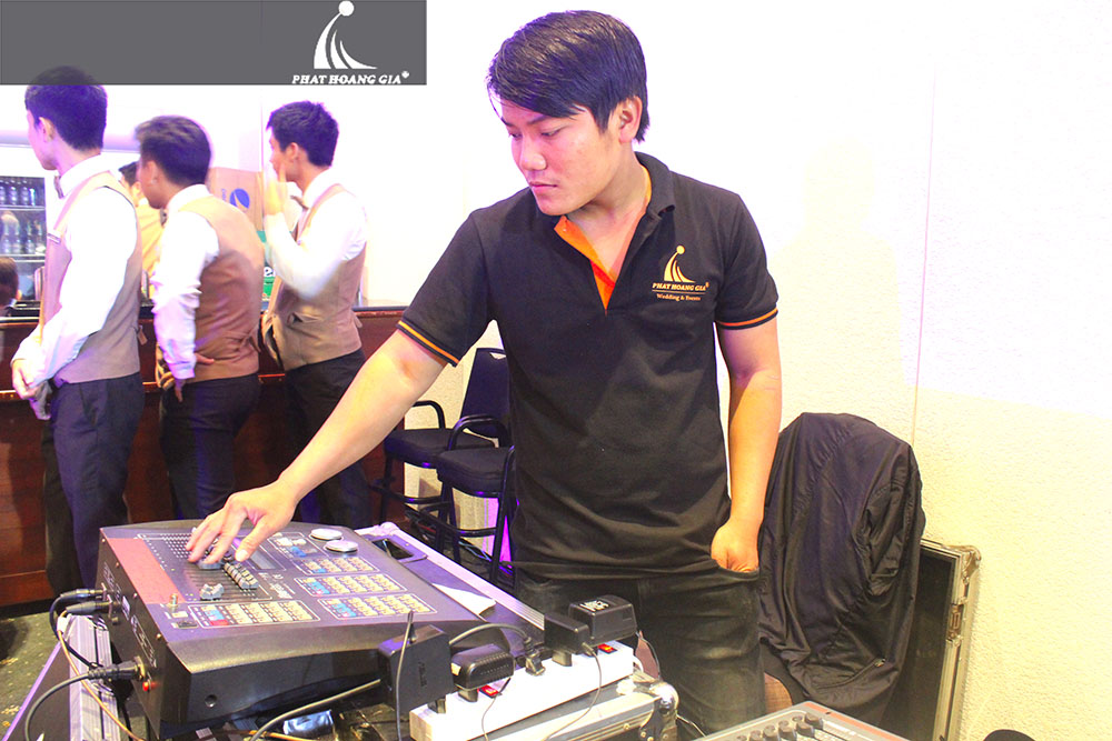 tất niên công ty dầu khí biển đông 13