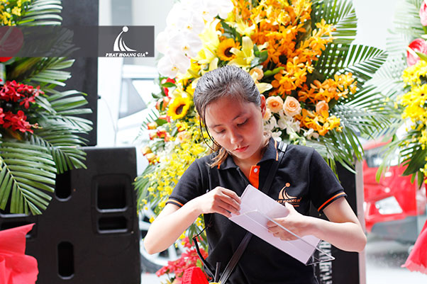 Cô gái tổ chức sự kiện