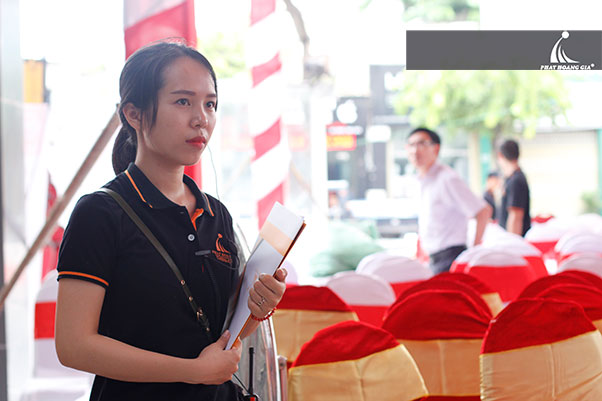 Cô gái tổ chức sự kiện phát hoàng gia