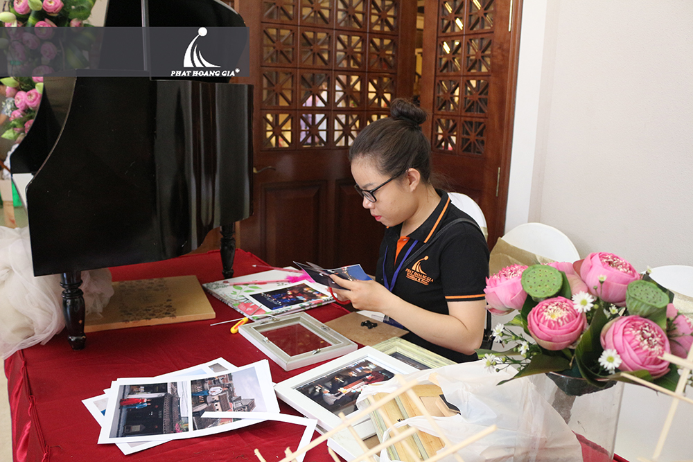 Cô gái tổ chức sự kiện