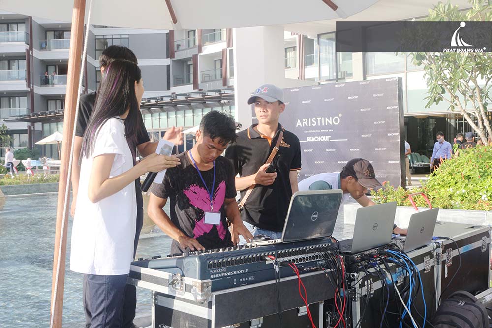 Bàn bạc cùng đội ngũ nhân viên kỹ thuật Phát Hoàng Gia