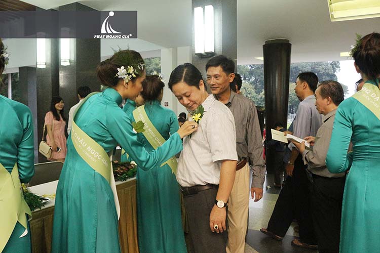 Đội ngũ PG Phát Hoàng Gia đón khách