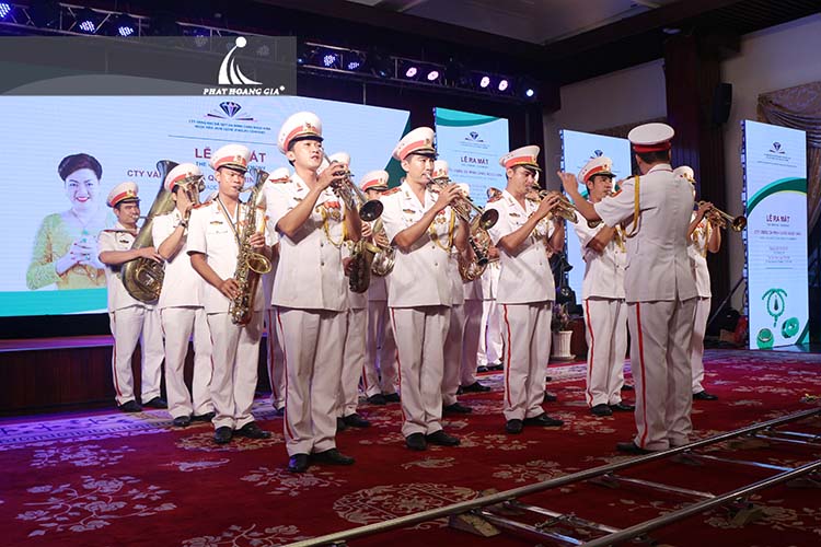 Chương trình bắt đầu bằng màn biểu diễn quân nhạc