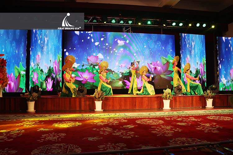 KHách mời giao lưu văn nghệ