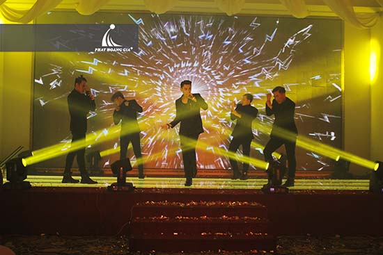 Hoa Hậu Phan Thị Mơ phát biểu trong buổi lễ