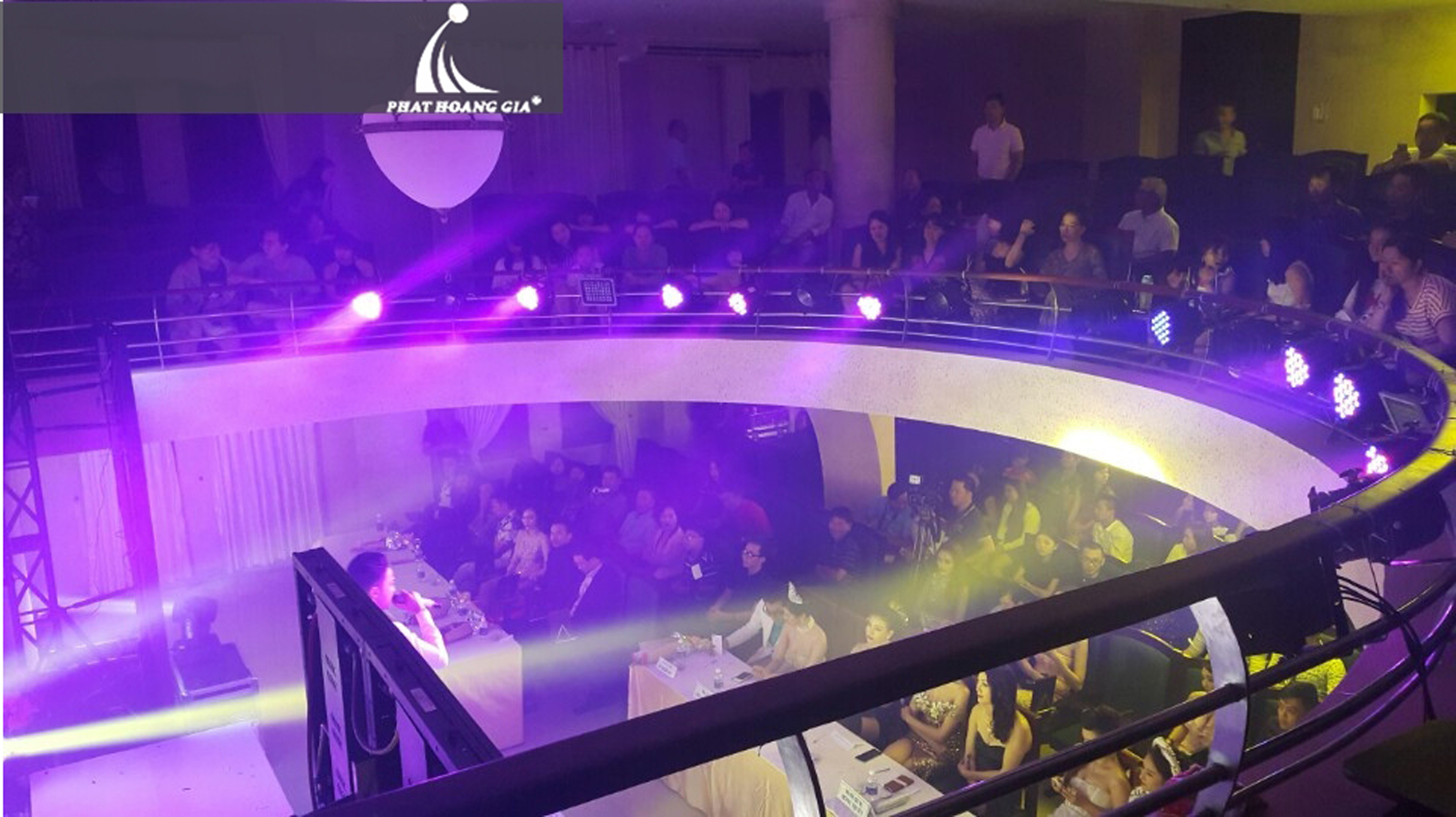 cung cấp backdrop cho sự kiện