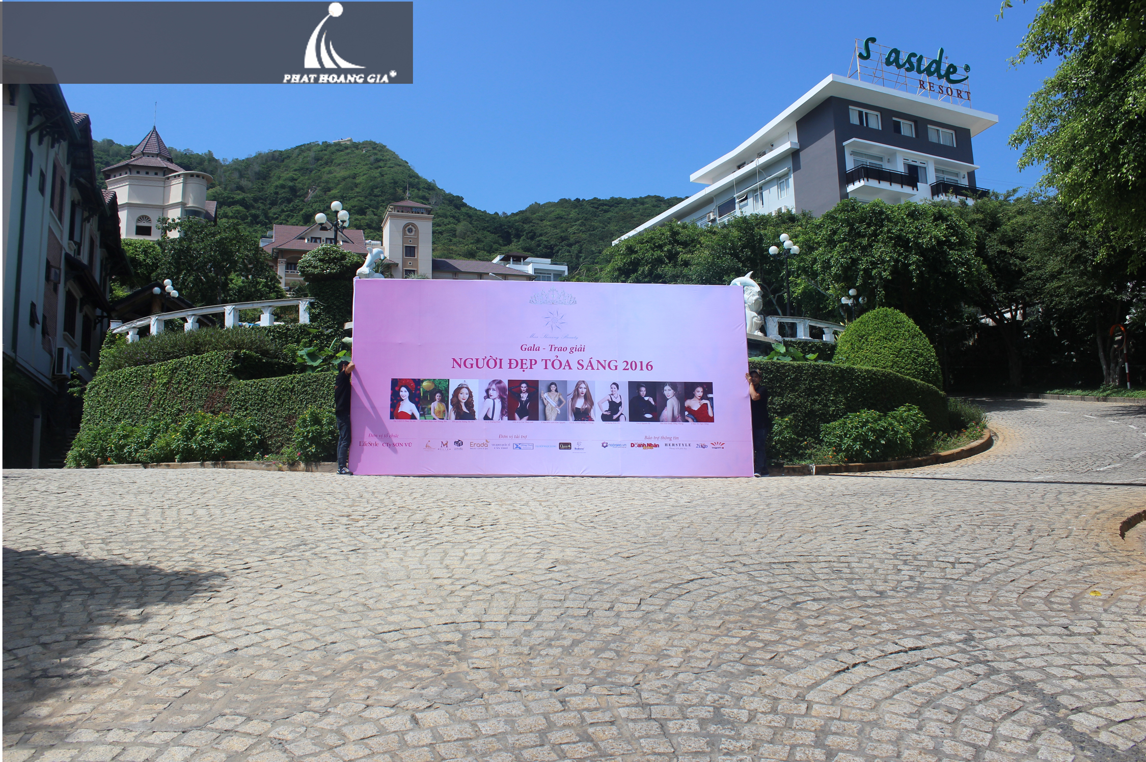 cung cấp backdrop cho sự kiện