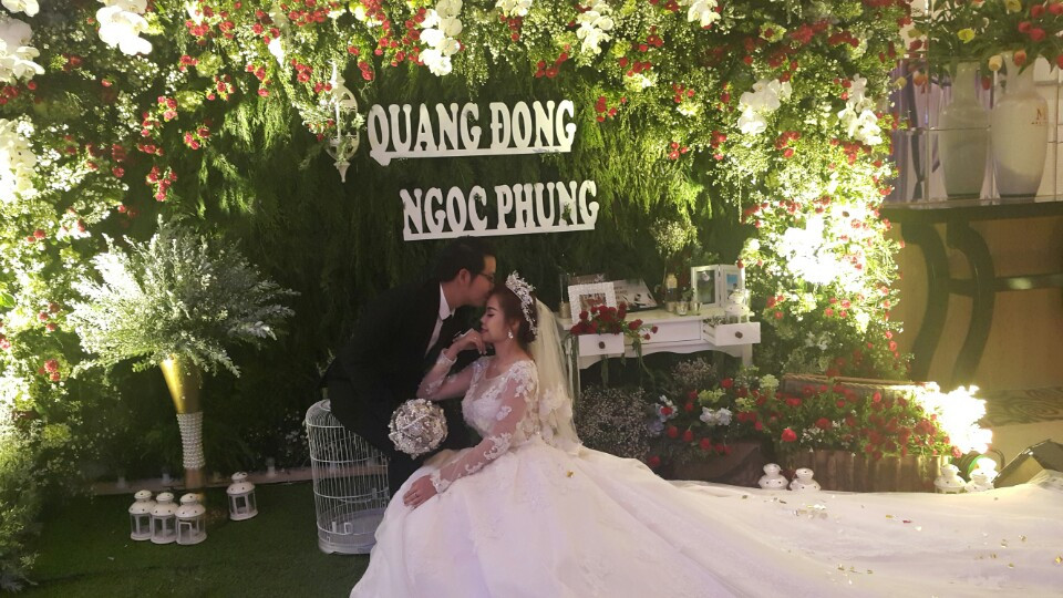 to-chuc-trang-tri-tiec-cuoi-tron-goi-gia-re-phathoanggia