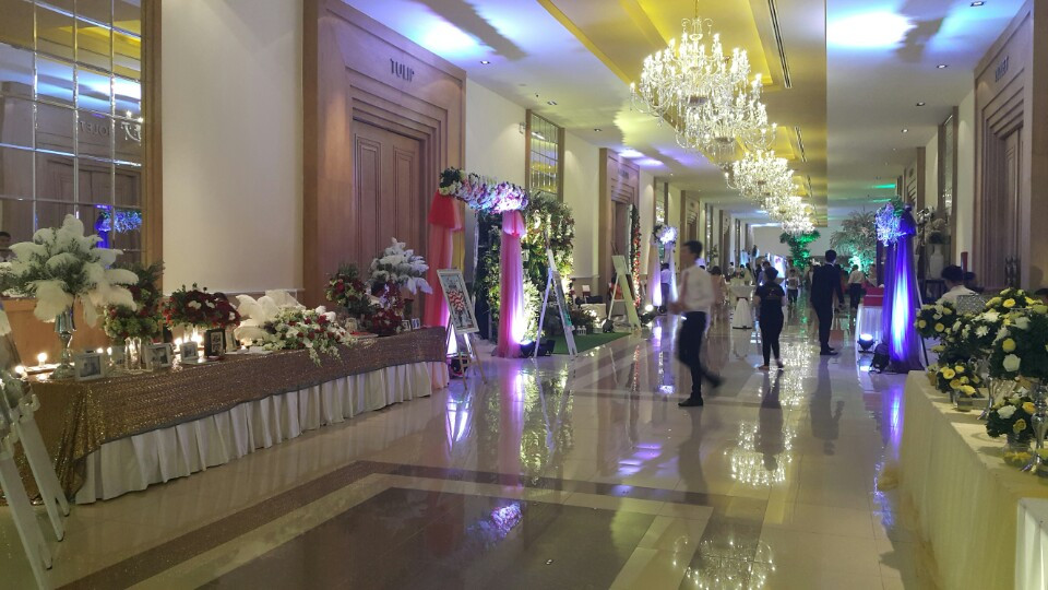 to-chuc-trang-tri-tiec-cuoi-tron-goi-gia-re1-phathoanggia