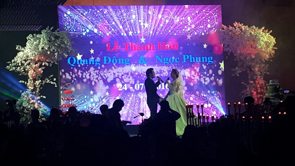 to-chuc-trang-tri-tiec-cuoi-tron-goi-gia-re2-phathoanggia