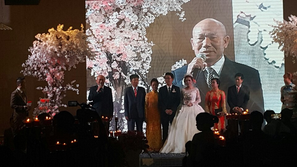 to-chuc-trang-tri-tiec-cuoi-tron-goi-gia-re5-phathoanggia