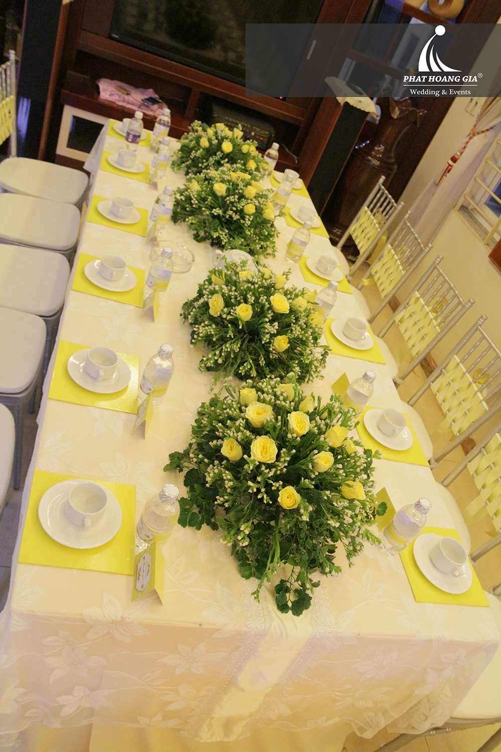 trang trí lễ gia tiên tone vàng 03