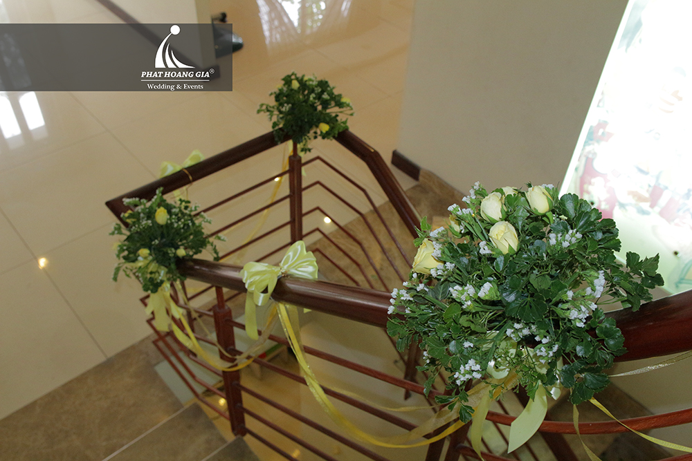 trang trí lễ gia tiên tone vàng 04