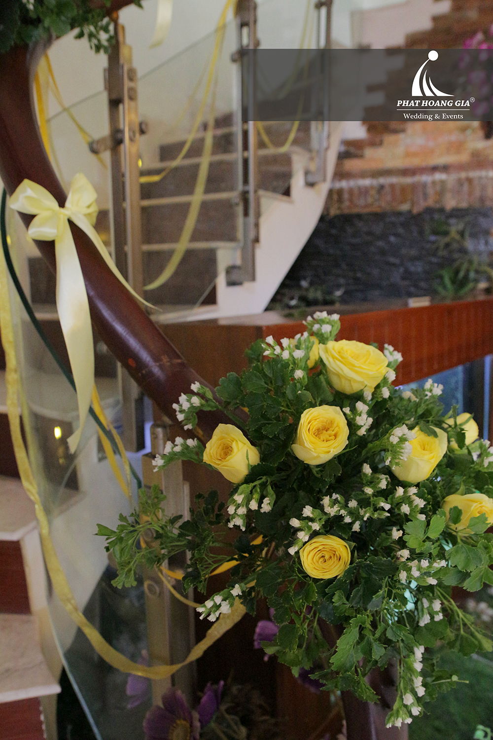 trang trí lễ gia tiên tone vàng 07