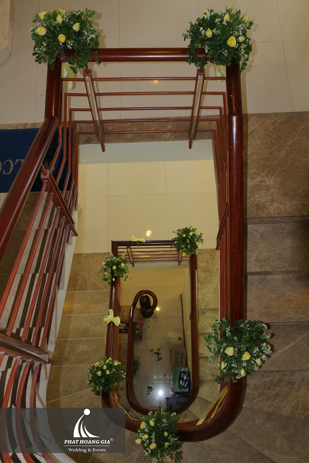 trang trí lễ gia tiên tone vàng 09