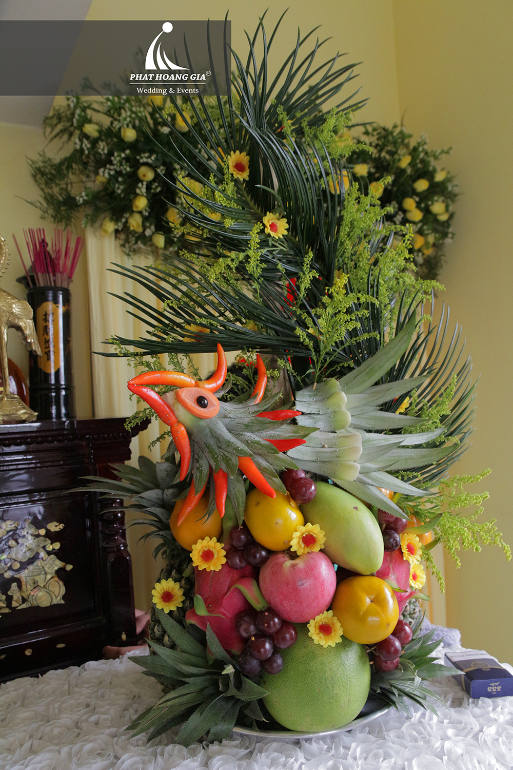 trang trí lễ gia tiên tone vàng 011