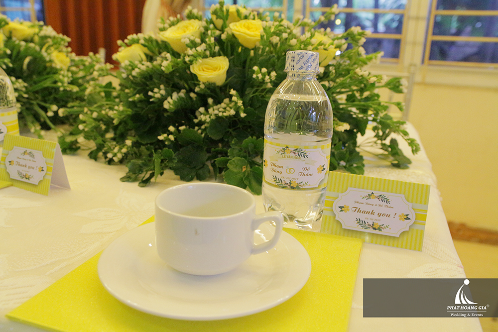 trang trí lễ gia tiên tone vàng 013