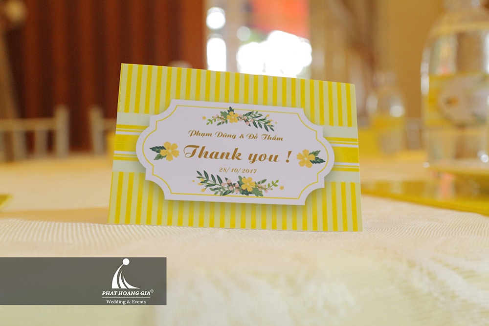 trang trí lễ gia tiên tone vàng 014