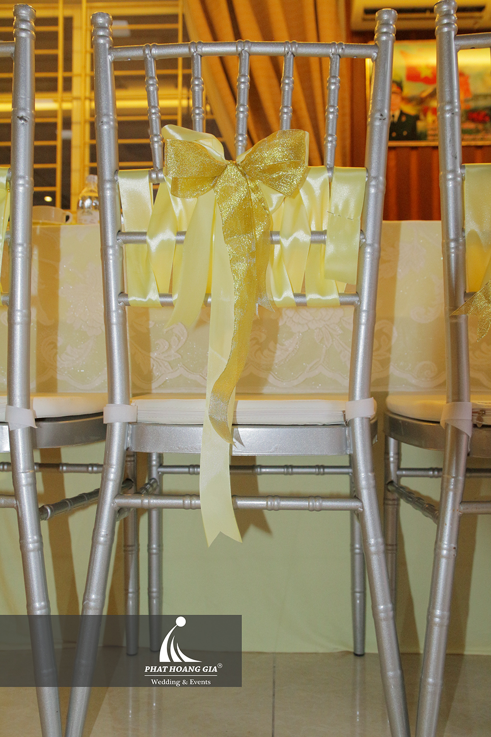 trang trí lễ gia tiên tone vàng 015