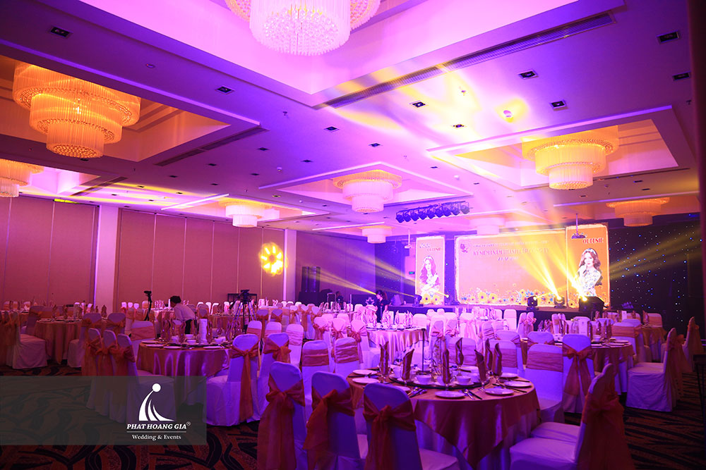 Kỷ niệm 1 năm thành lập công ty Mỹ phẩm Queenie – Skin 1