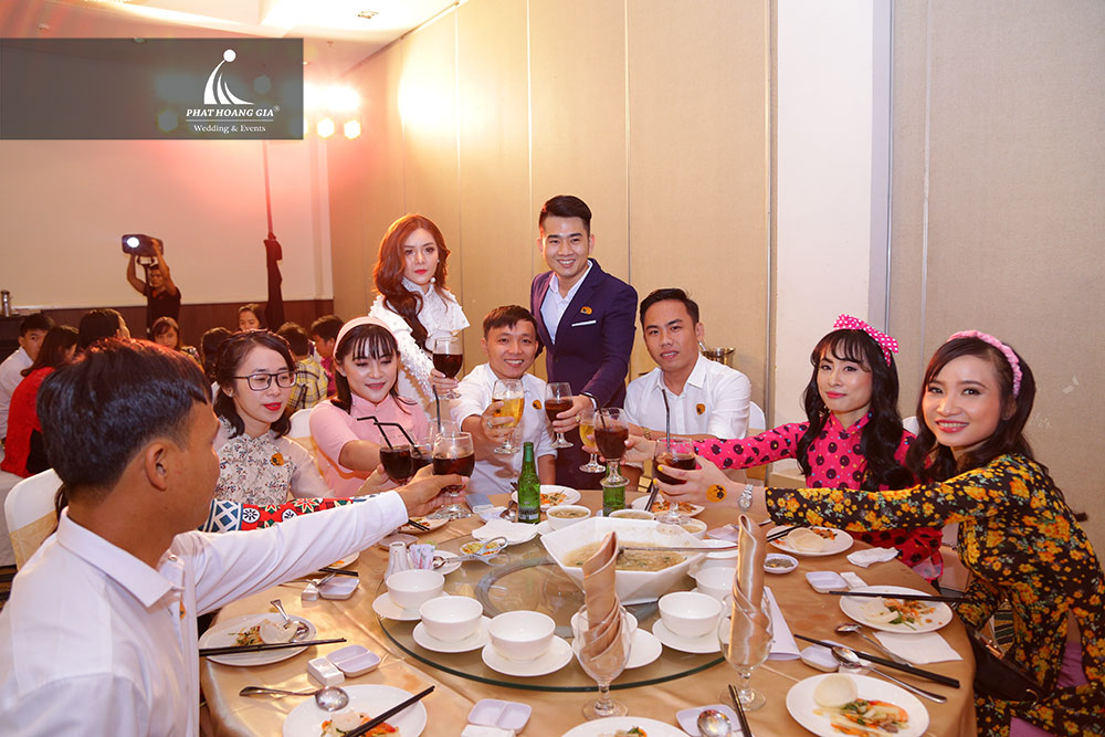 Kỷ niệm 1 năm thành lập công ty Mỹ phẩm Queenie – Skin 19