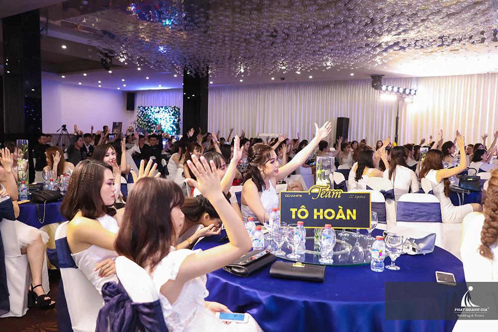 tri ân mỹ phẩm cc. white 19