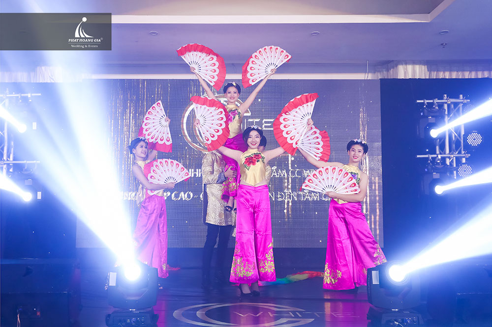 tri ân mỹ phẩm cc. white 23