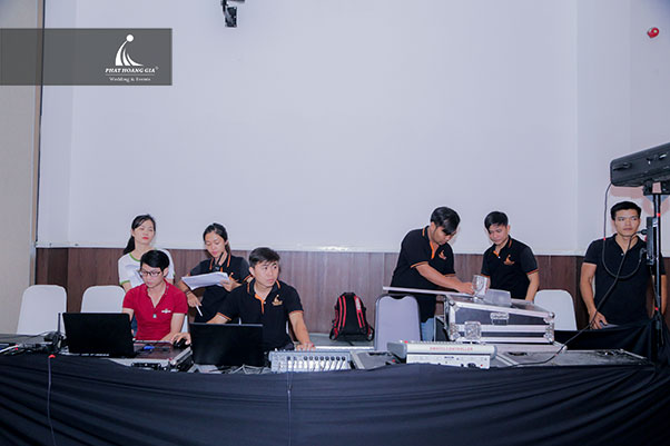 tri ân mỹ phẩm uni beautiful