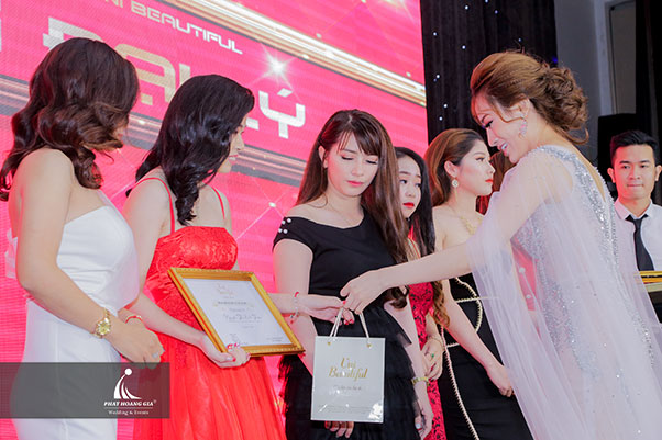 tri ân mỹ phẩm uni beautiful